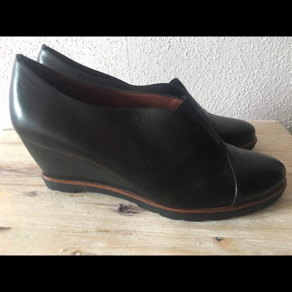 Hispanitas black leather wedge stunning shoe!